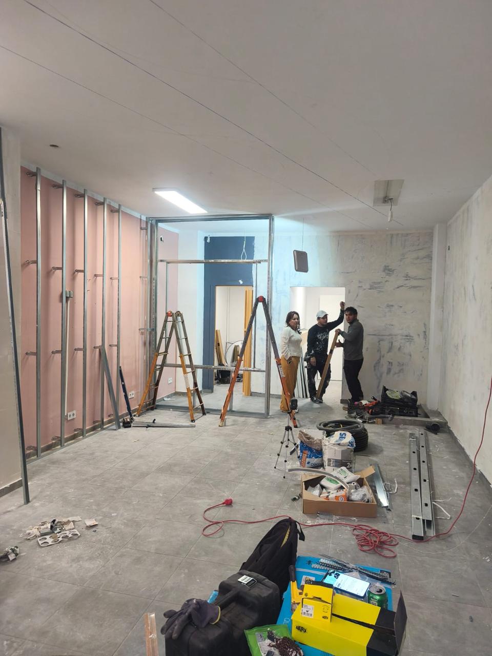 Reforma Integral de Local Comercial para Salón de Belleza con Instalación de Mobiliario en Pamplona - Imagen 6