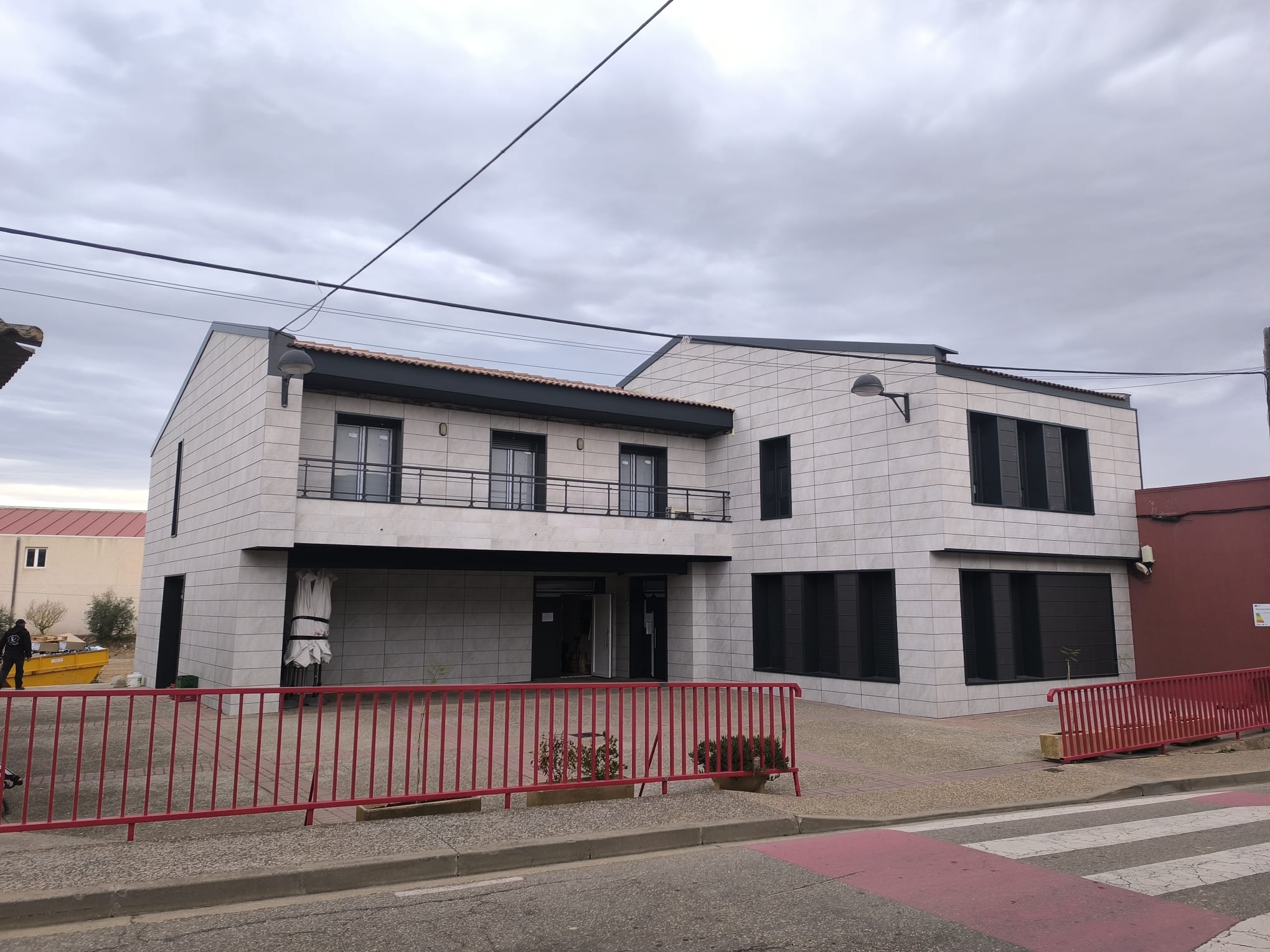 Ejecución de Fachada Ventilada mediante Sistema Buchtal en Edificio Consistorial - Imagen 9