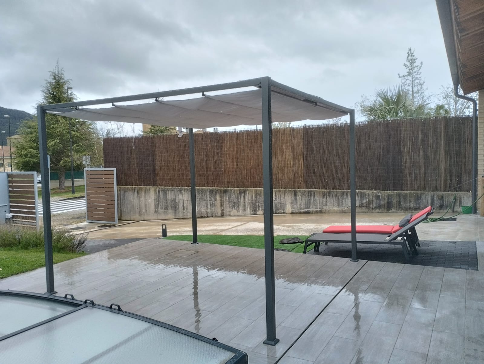 Instalación de Pérgola con Sistema de Toldo Integrado - Imagen 1