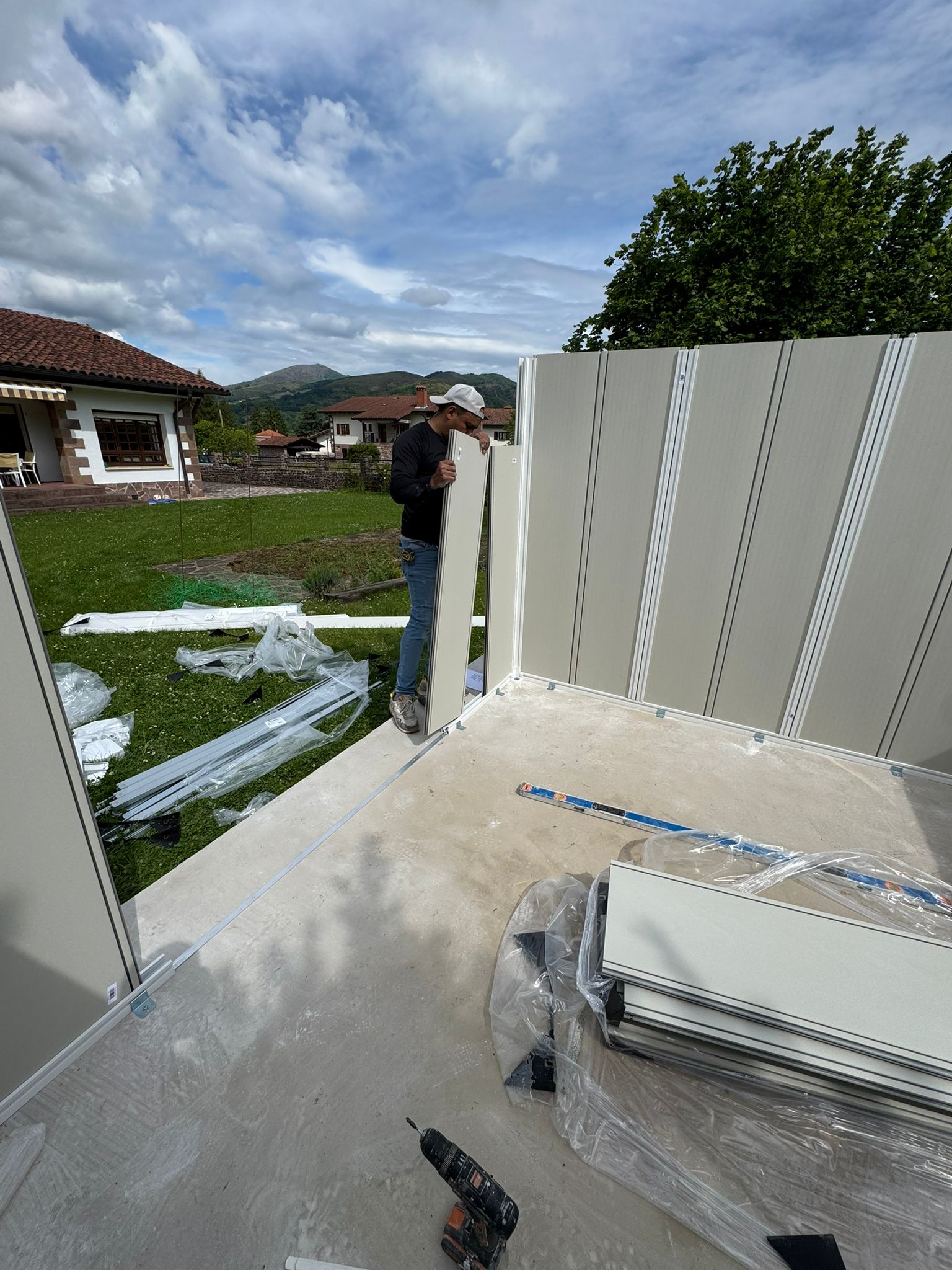 Instalación de Caseta de Resina sobre Base de Hormigón - Imagen 1
