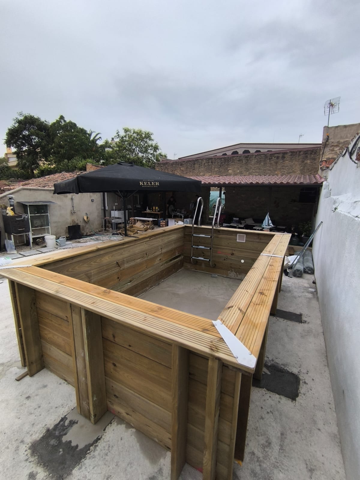 Instalación de Piscina Elevada de Madera con Sistema de Depuración - Imagen 2