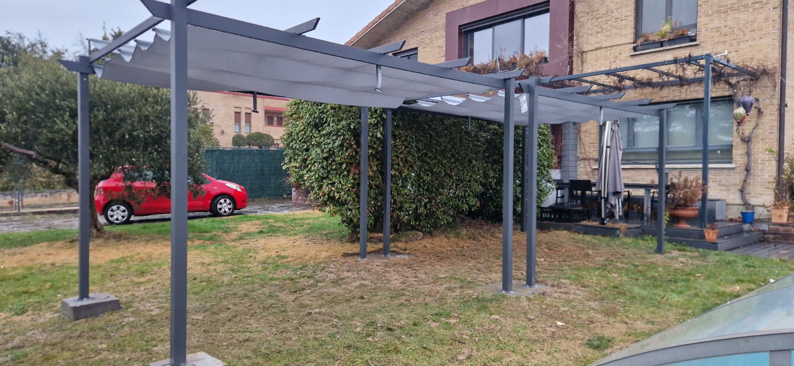 Instalación de Pérgola con Sistema de Toldo Integrado