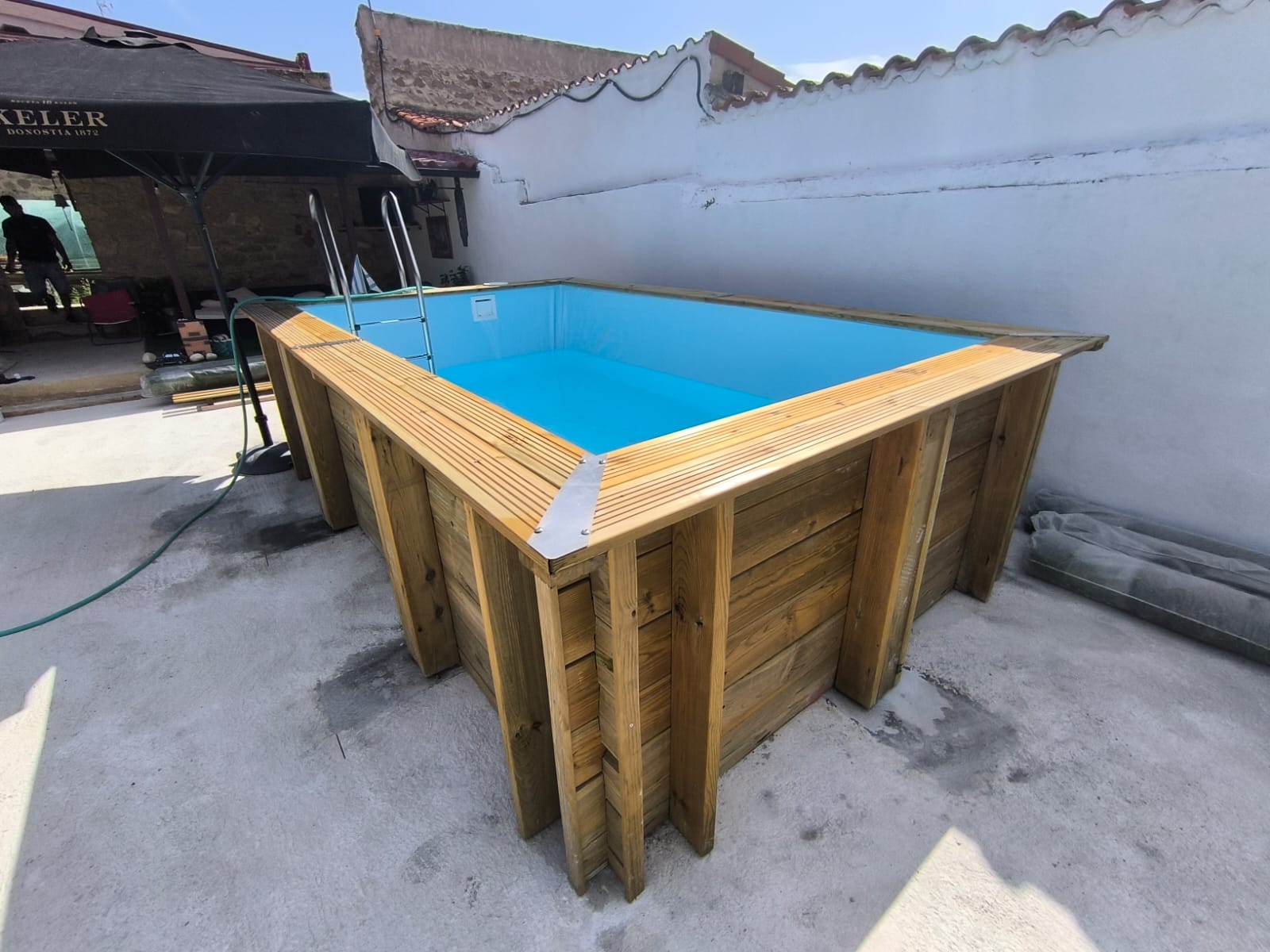 Instalación de Piscina Elevada de Madera con Sistema de Depuración - Imagen 3