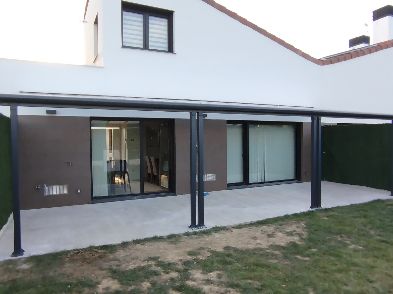 Instalación de Pérgola Techada en Vivienda