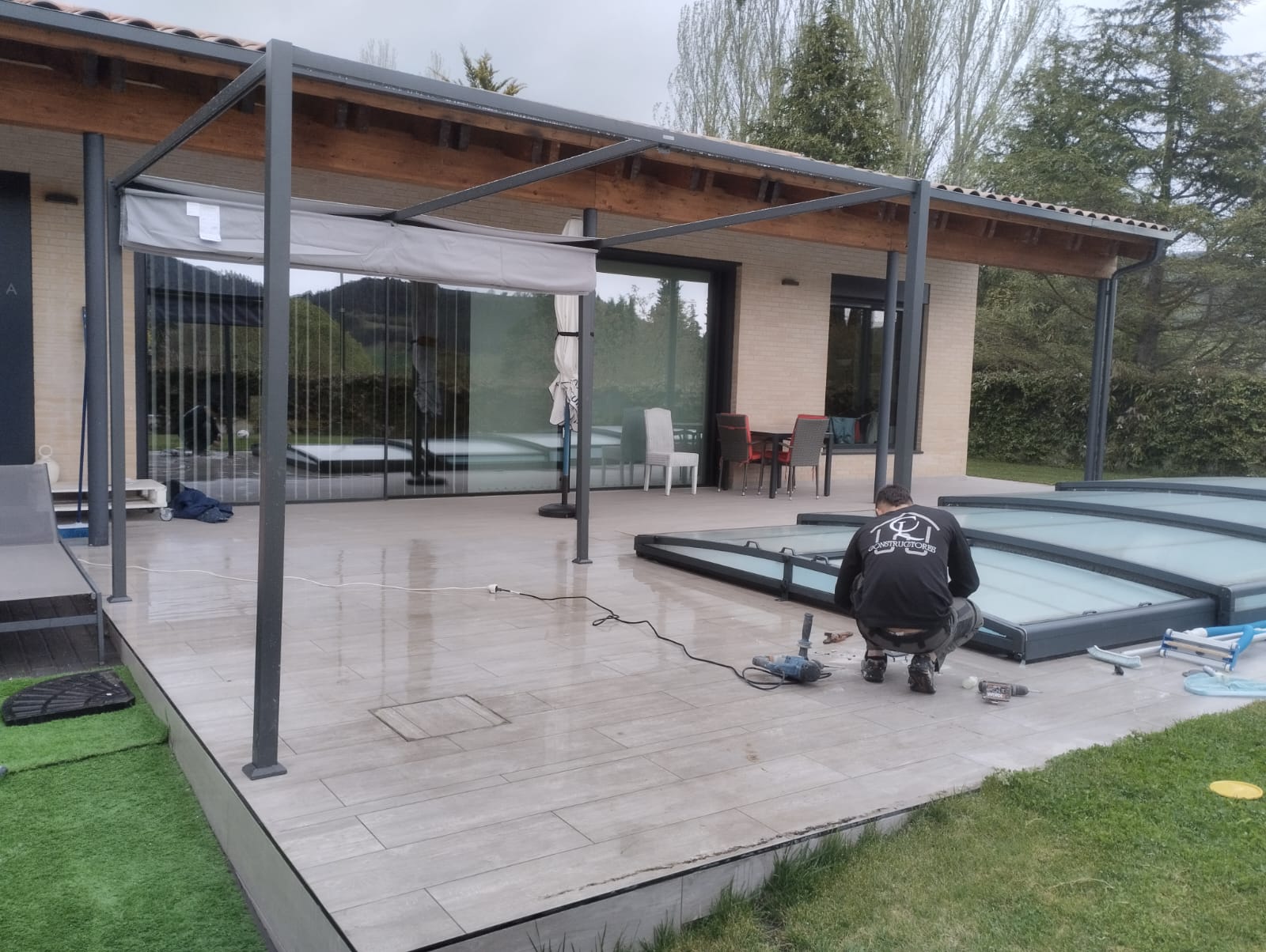 Instalación de Pérgola con Sistema de Toldo Integrado - Imagen 5