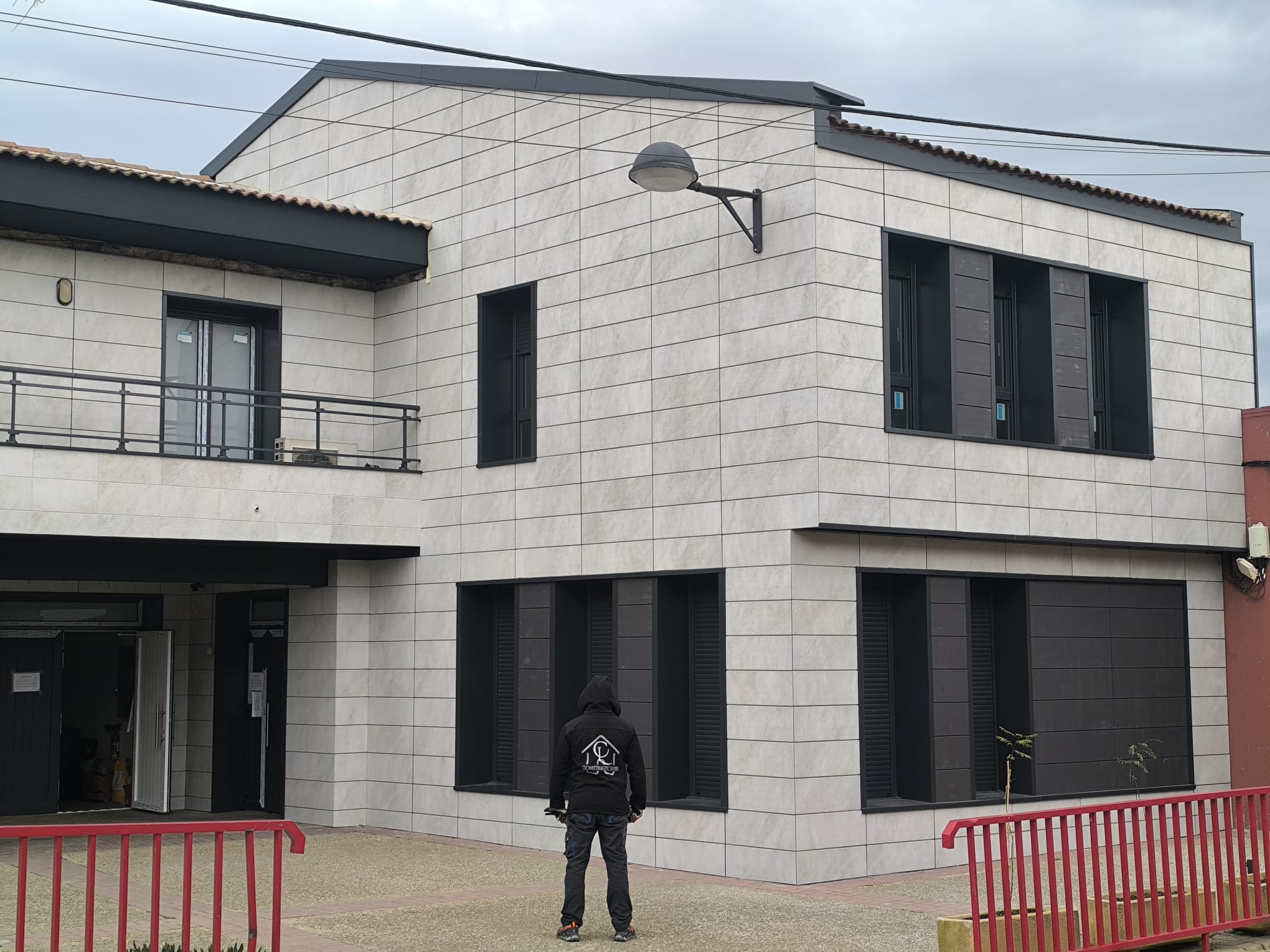 Ejecución de Fachada Ventilada mediante Sistema Buchtal en Edificio Consistorial - Imagen 3