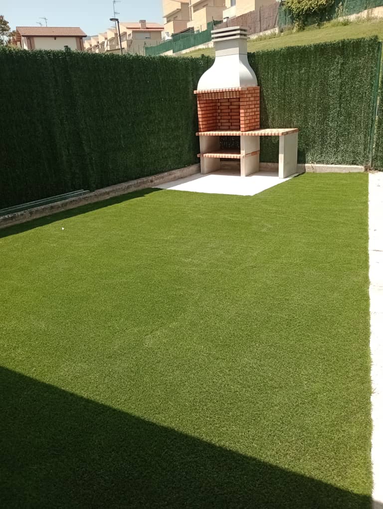 Instalación de Césped Artificial y Barbacoa de Ladrillo