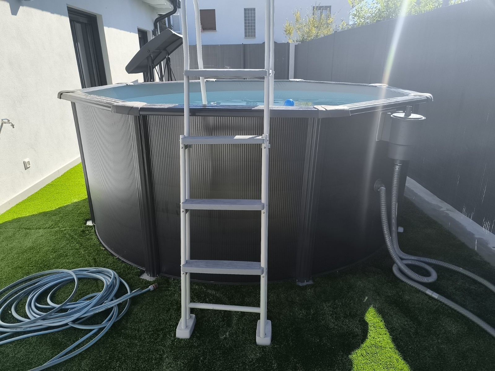 Instalación de piscina desmontable de acero con depuradora - Imagen 3