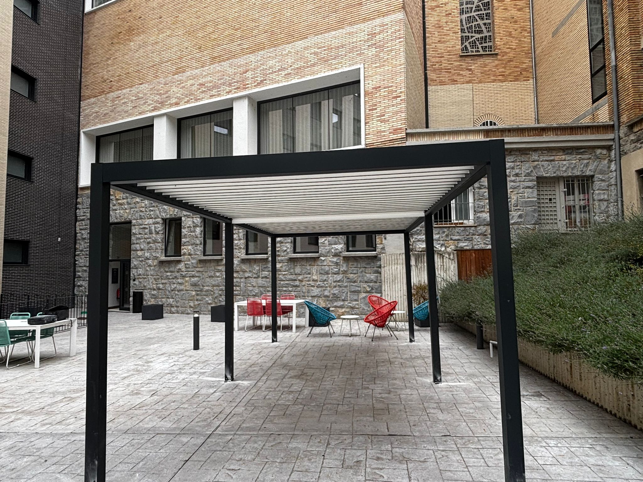 Instalación de Pérgola Bioclimática Autoportante en Livensa Living