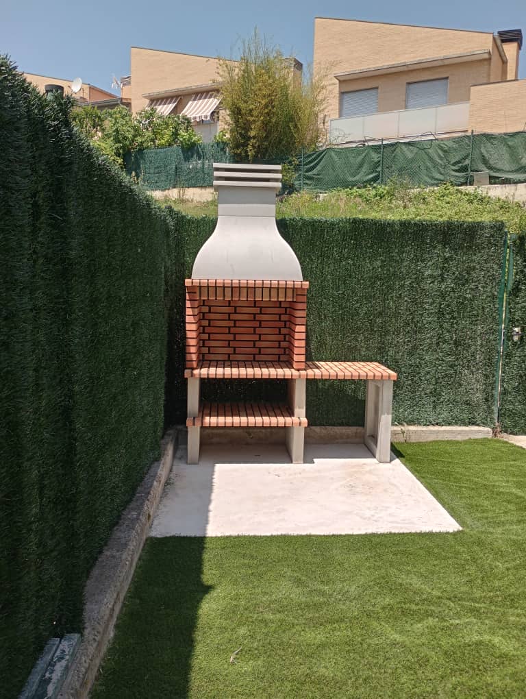 Instalación de Césped Artificial y Barbacoa de Ladrillo - Imagen 3