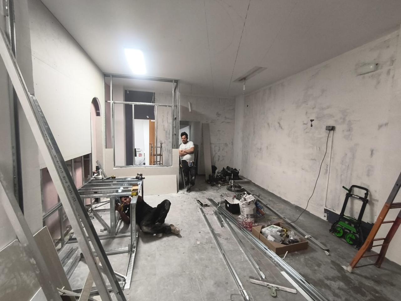 Reforma Integral de Local Comercial para Salón de Belleza con Instalación de Mobiliario en Pamplona - Imagen 10