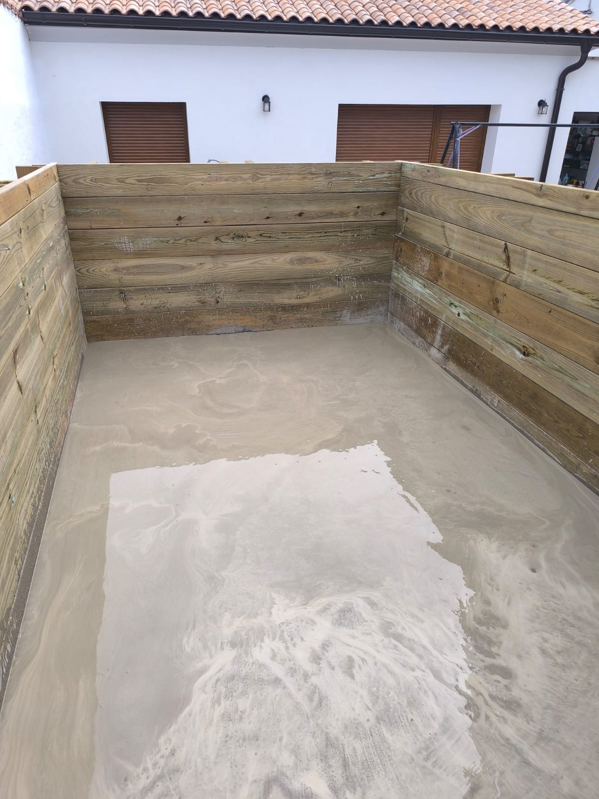 Instalación de Piscina Elevada de Madera con Sistema de Depuración - Imagen 6