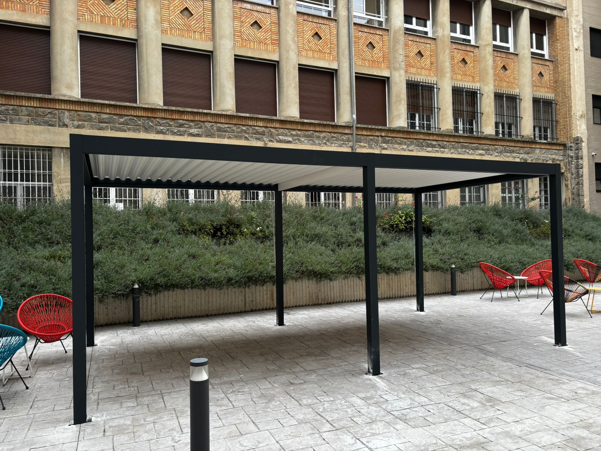 Instalación de Pérgola Bioclimática Autoportante en Livensa Living - Imagen 3