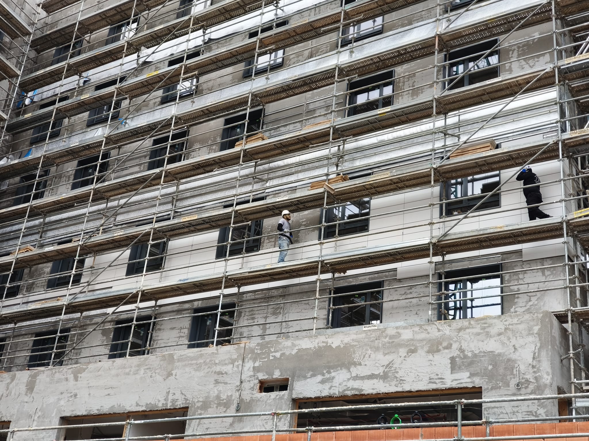 Ejecución de Fachada Ventilada con Sistema Faveker en Edificio Vitalia Home - Imagen 2