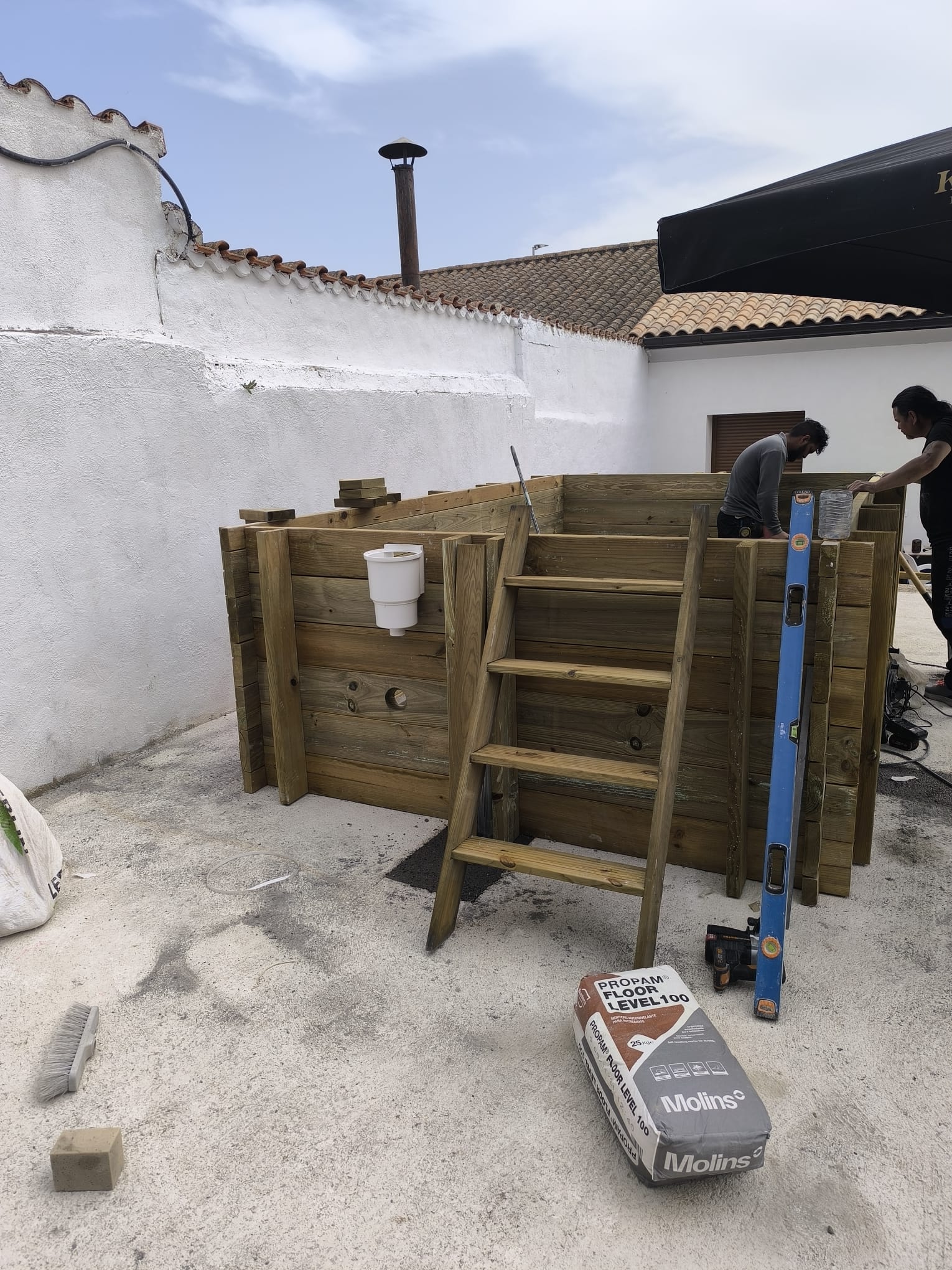 Instalación de Piscina Elevada de Madera con Sistema de Depuración - Imagen 5