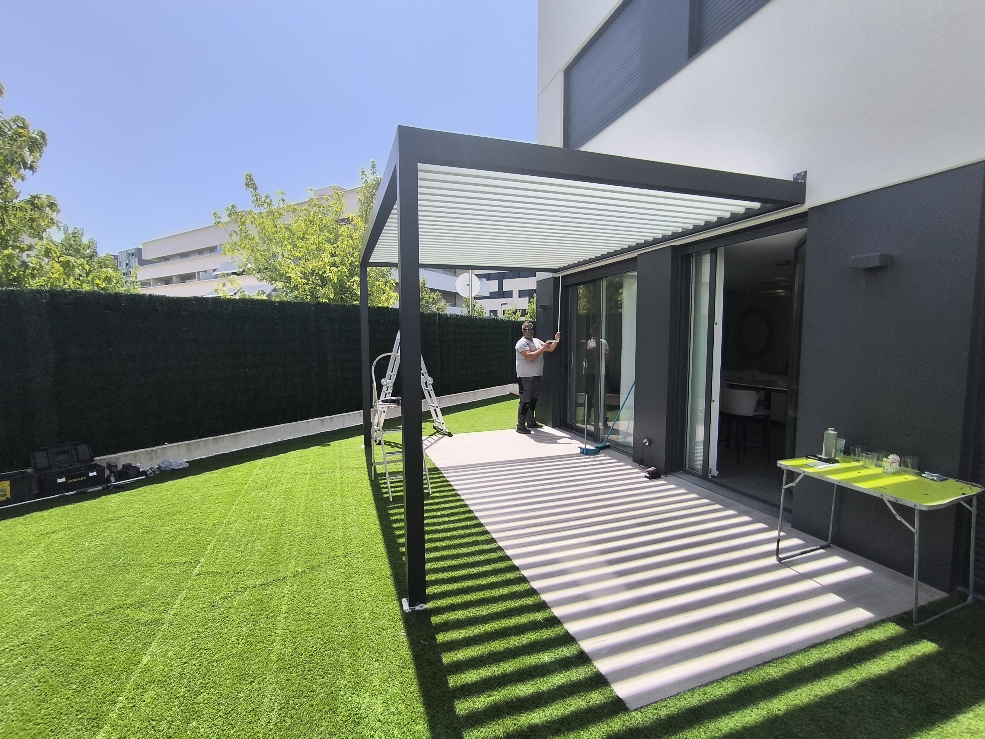 Pérgola bioclimática de aluminio NATERIAL adosada
