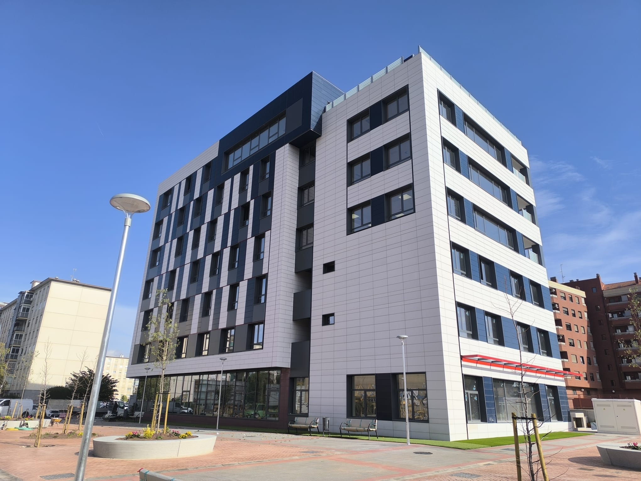 Ejecución de Fachada Ventilada con Sistema Faveker en Edificio Vitalia Home - Imagen 10