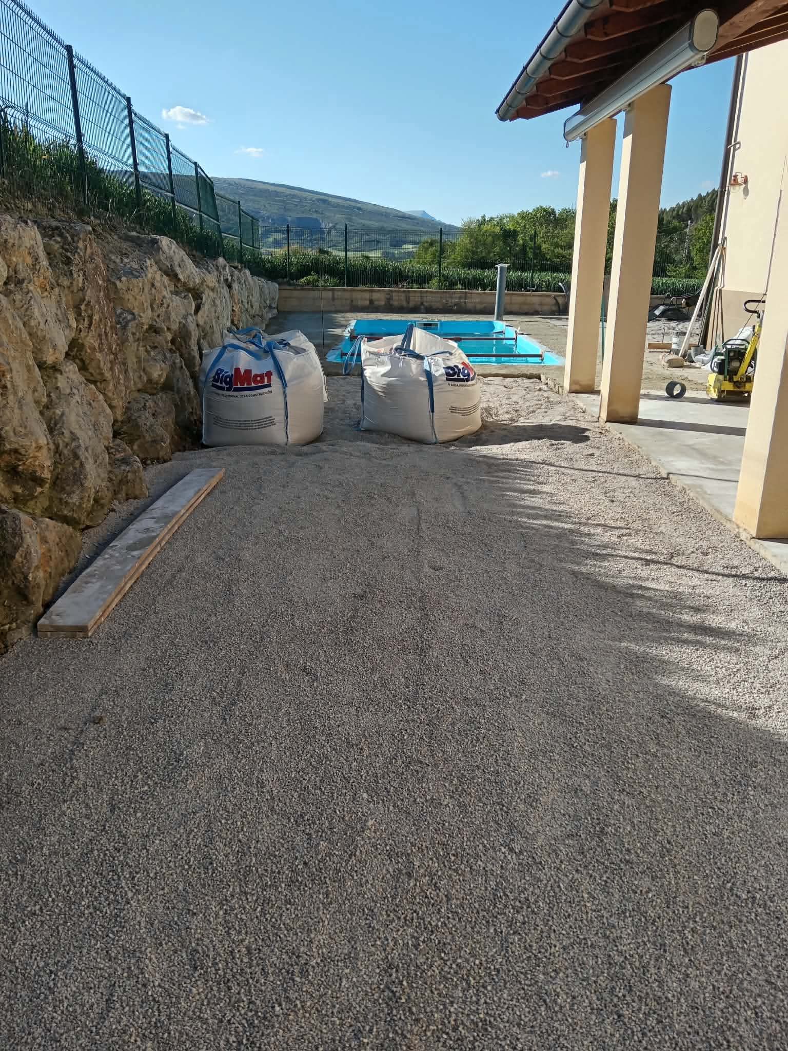 Oasis en La Raya: Piscina y Jardín Artificia - Imagen 4