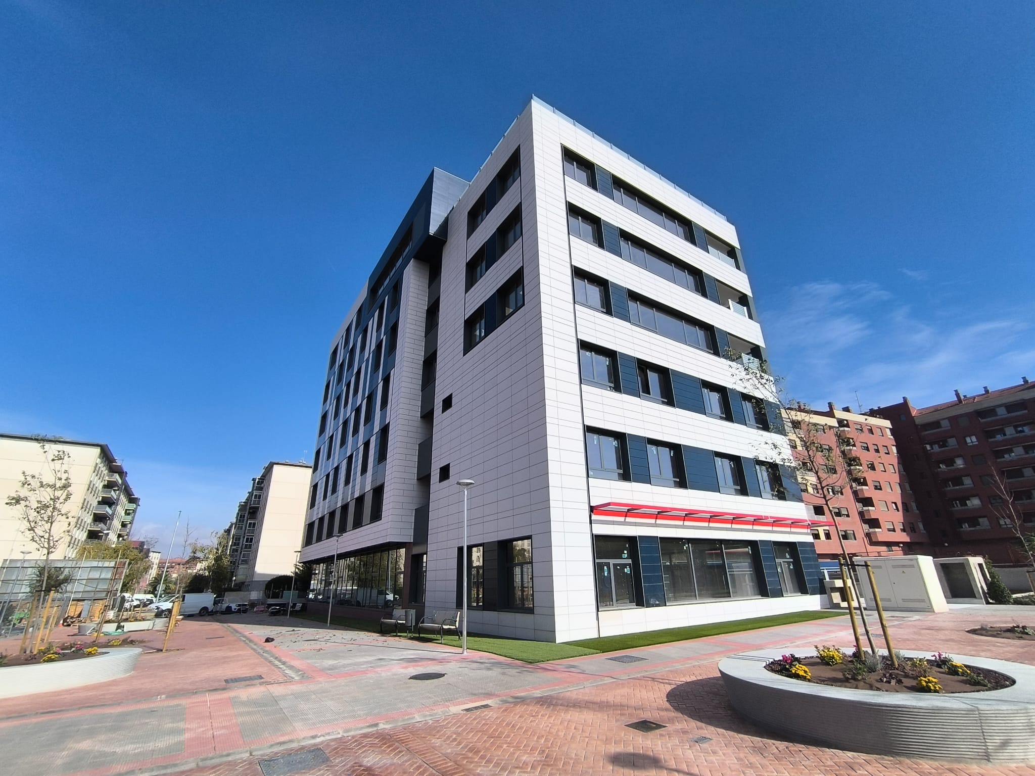 Ejecución de Fachada Ventilada con Sistema Faveker en Edificio Vitalia Home - Imagen 9