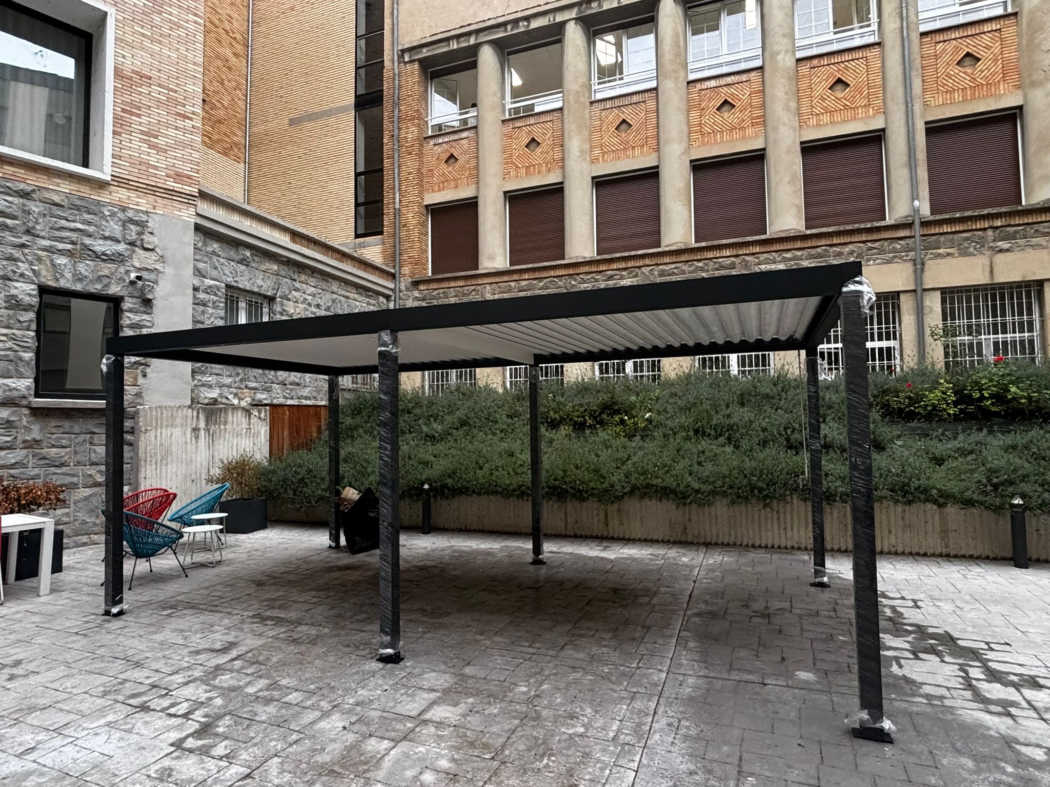 Instalación de Pérgola Bioclimática Autoportante en Livensa Living - Imagen 1
