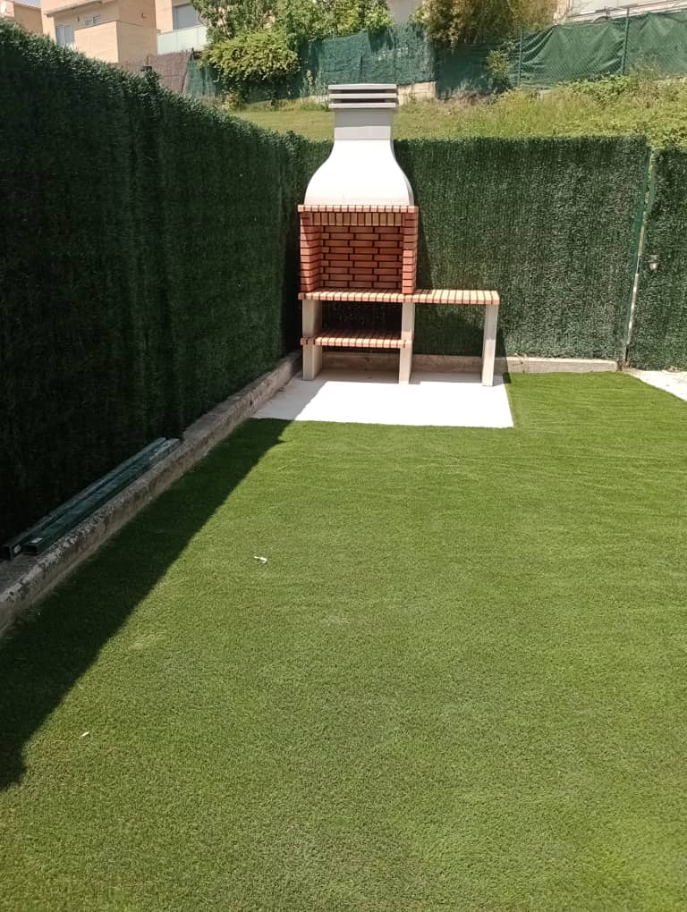 Instalación de Césped Artificial y Barbacoa de Ladrillo - Imagen 4