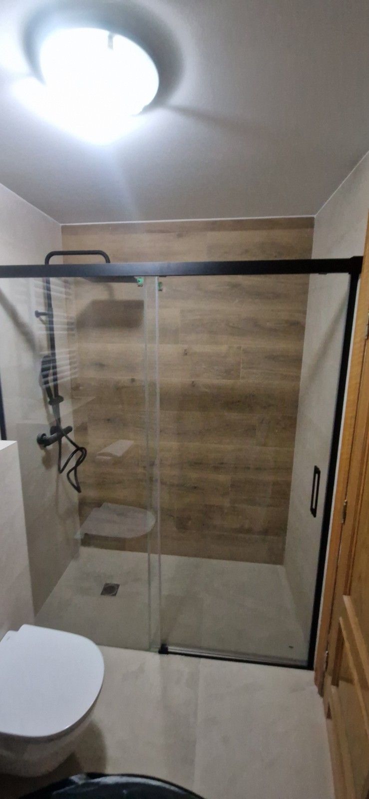 Instalación de Mampara Frontal Corredera Modelo Noa en Acabado Negro