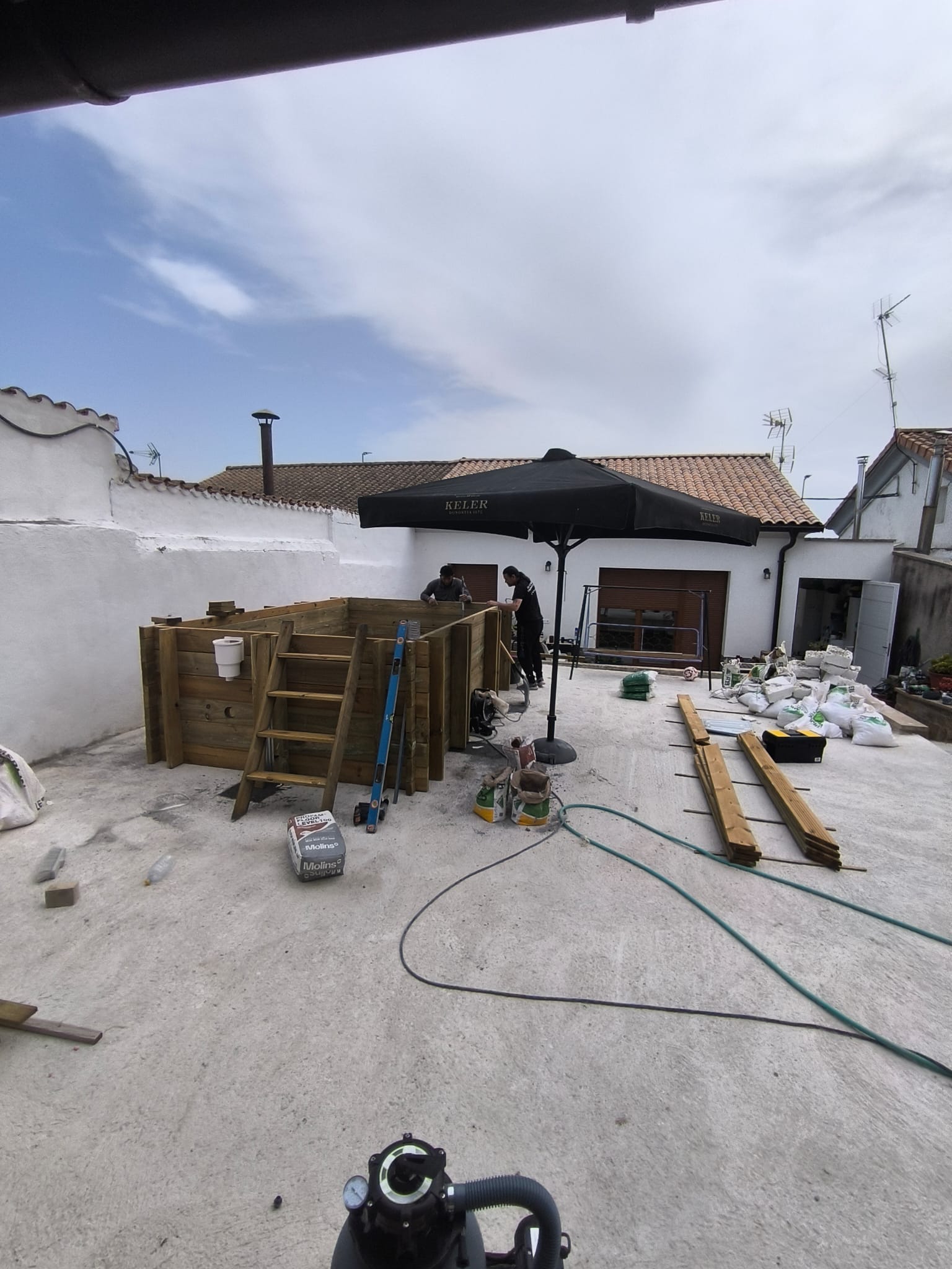 Instalación de Piscina Elevada de Madera con Sistema de Depuración - Imagen 4