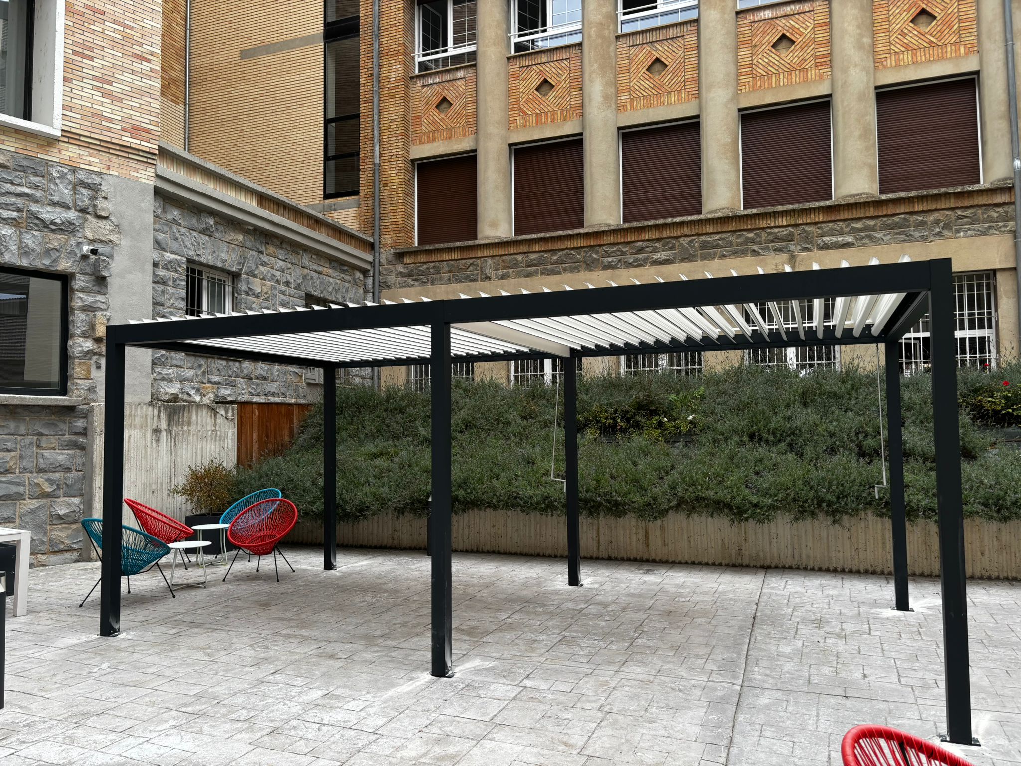 Instalación de Pérgola Bioclimática Autoportante en Livensa Living - Imagen 2