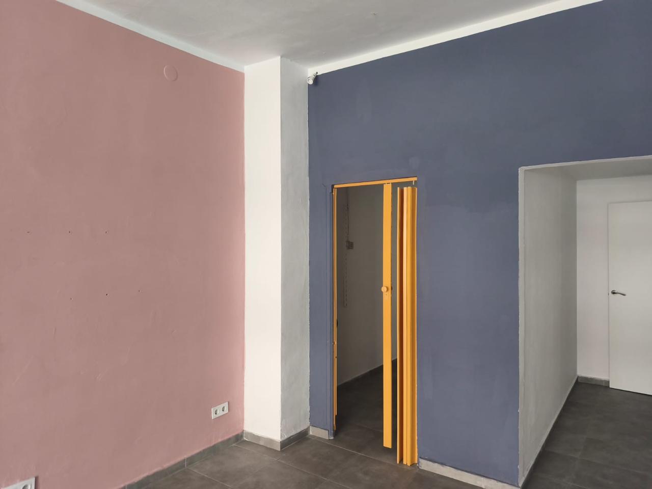 Reforma Integral de Local Comercial para Salón de Belleza con Instalación de Mobiliario en Pamplona - Imagen 2