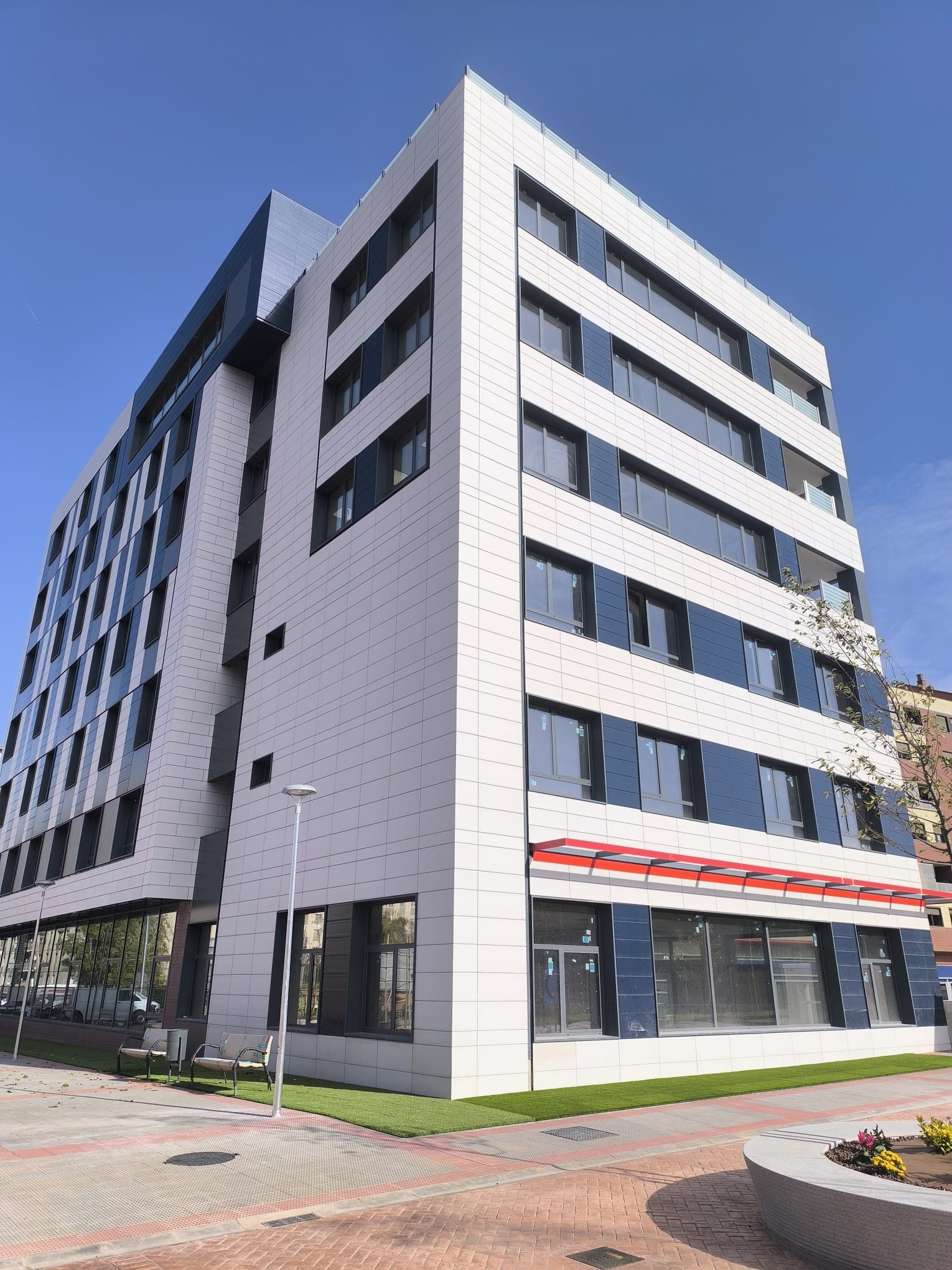 Ejecución de Fachada Ventilada con Sistema Faveker en Edificio Vitalia Home - Imagen 8