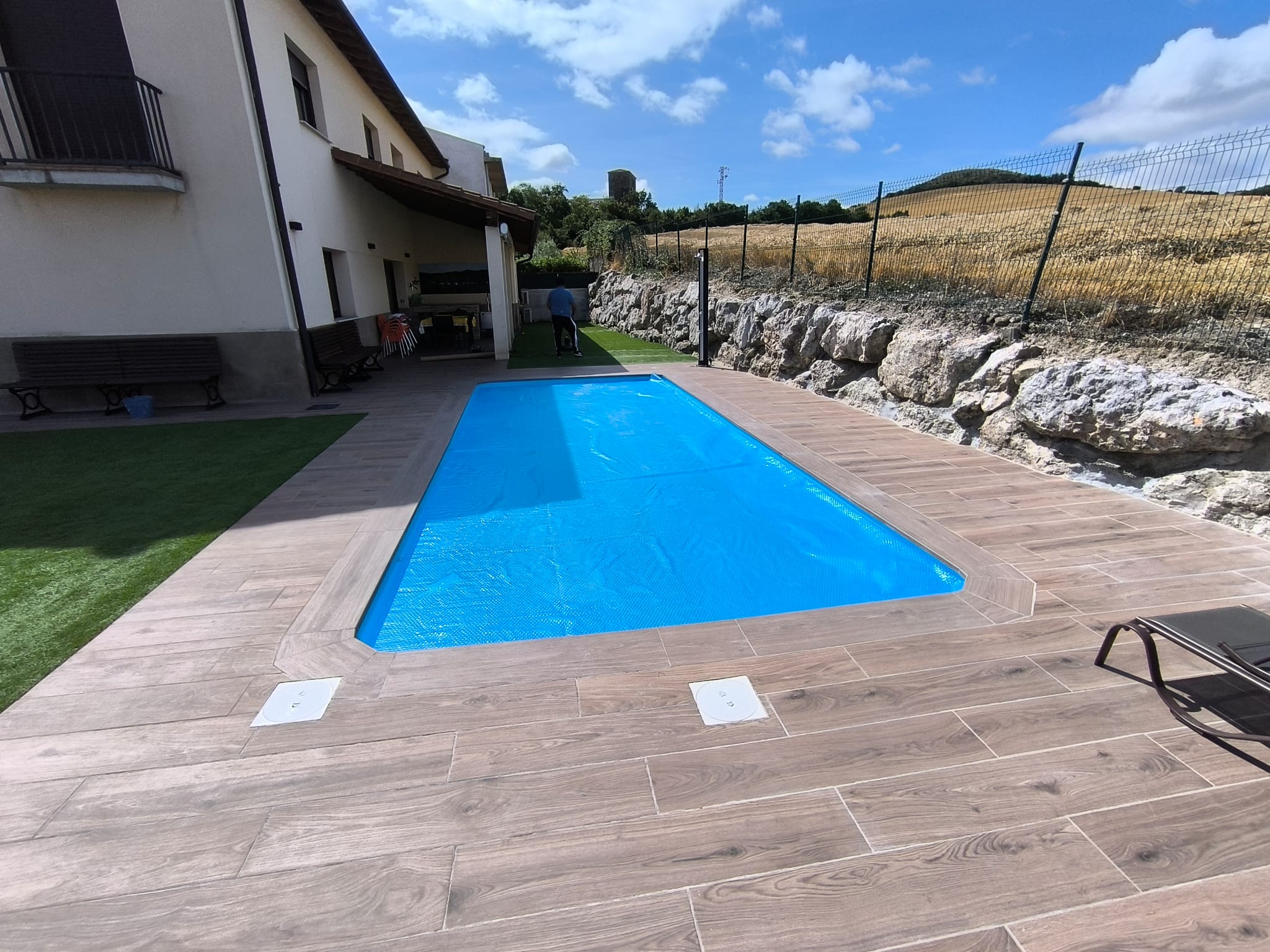 Oasis en La Raya: Piscina y Jardín Artificia - Imagen 5