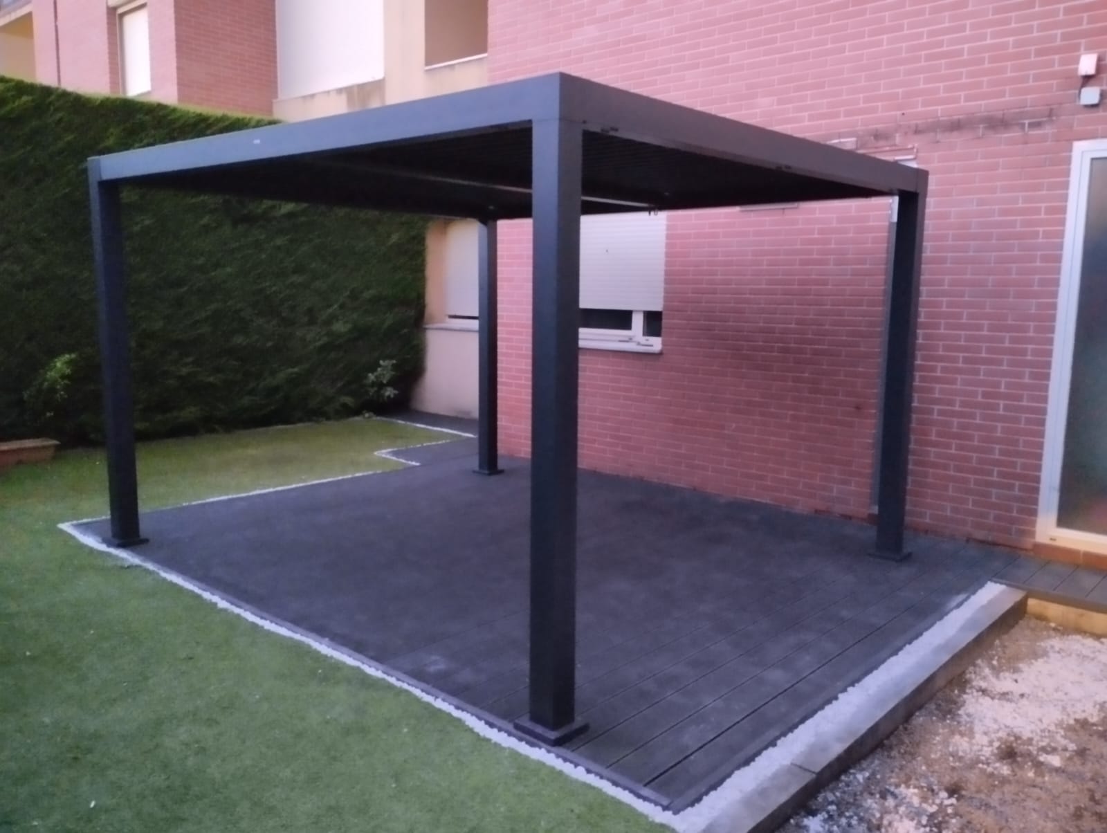 ustitución de Pérgola de Madera por Sistema Perg Clima Origin Bio Alu 313x358 cm en Acabado Gris