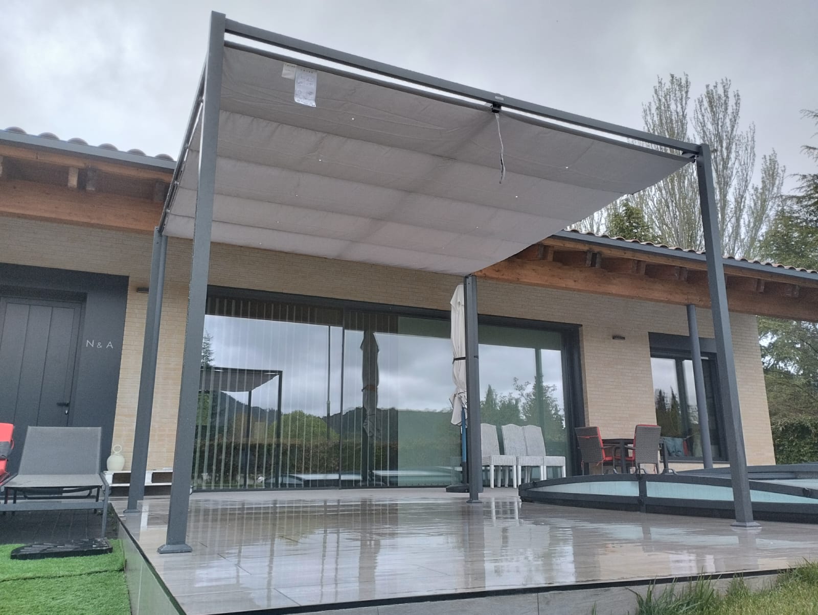 Instalación de Pérgola con Sistema de Toldo Integrado - Imagen 4
