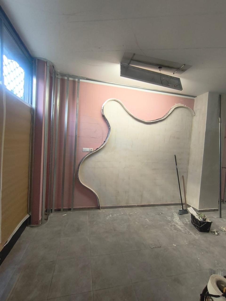 Reforma Integral de Local Comercial para Salón de Belleza con Instalación de Mobiliario en Pamplona - Imagen 7
