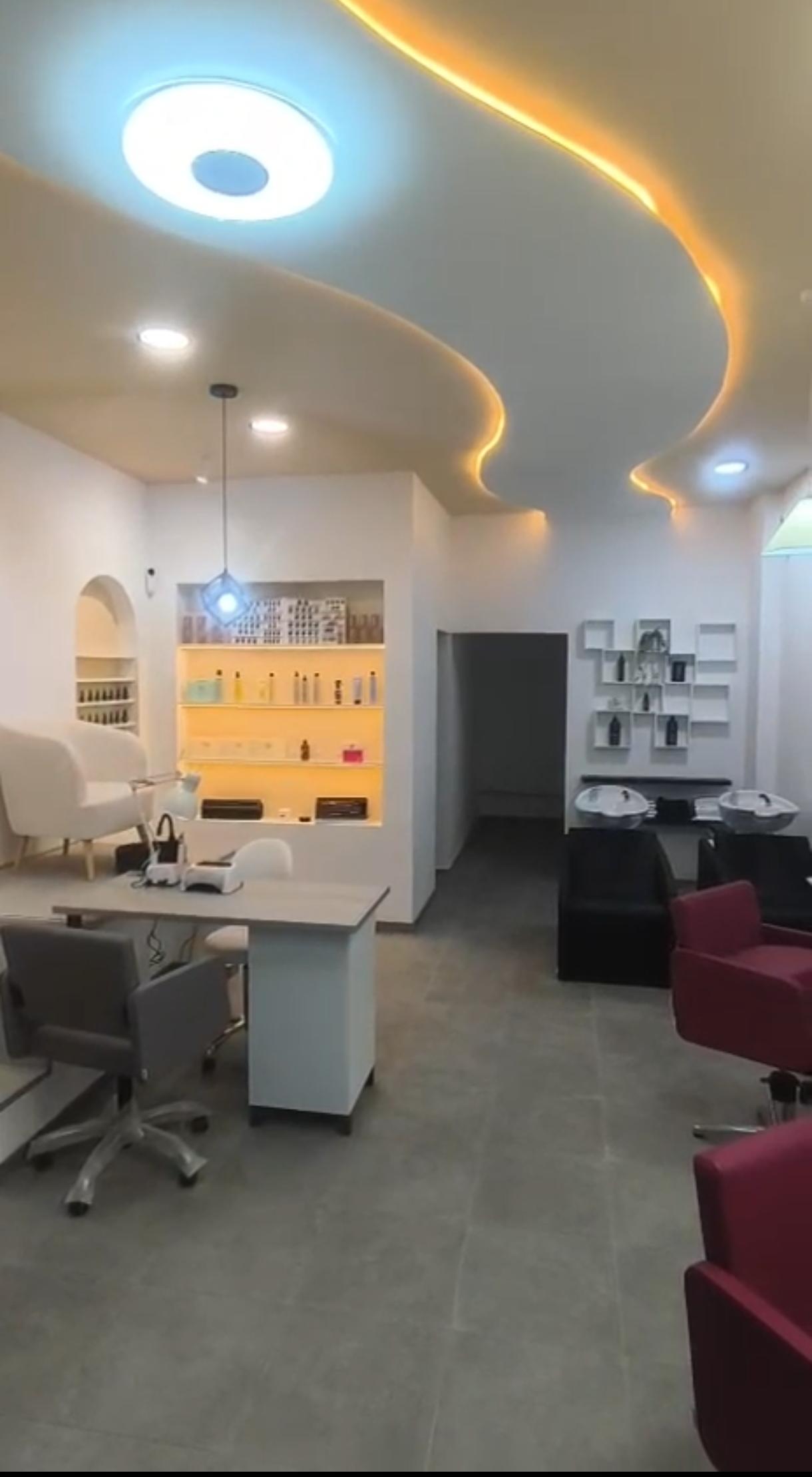 Reforma Integral de Local Comercial para Salón de Belleza con Instalación de Mobiliario en Pamplona