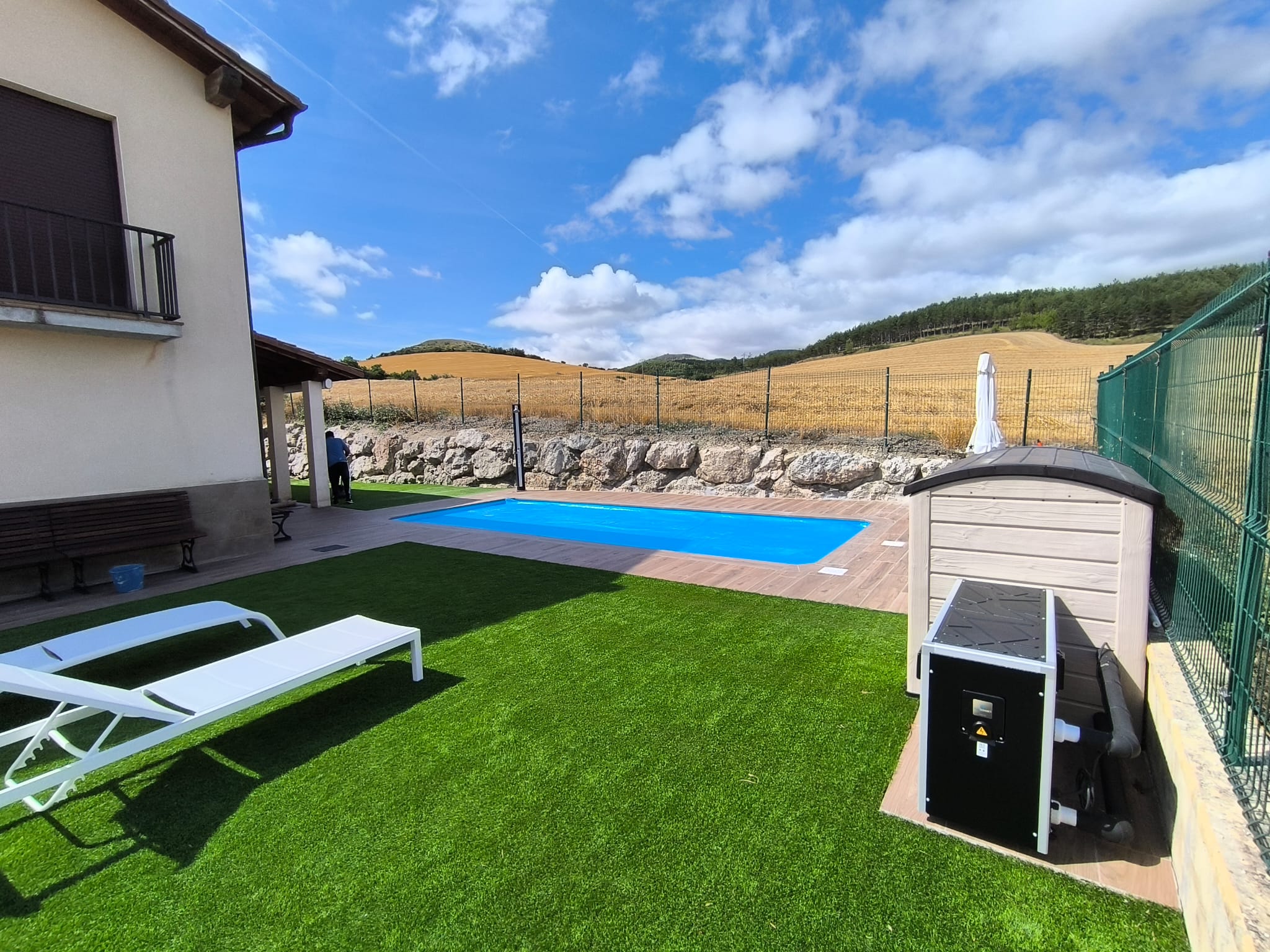Oasis en La Raya: Piscina y Jardín Artificia