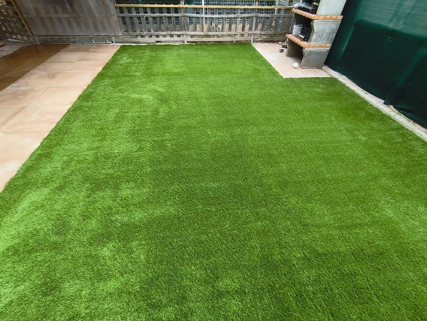 Instalación de Césped Artificial y Prolongación de Alicatado en Vivienda en Bilbao - Imagen 3