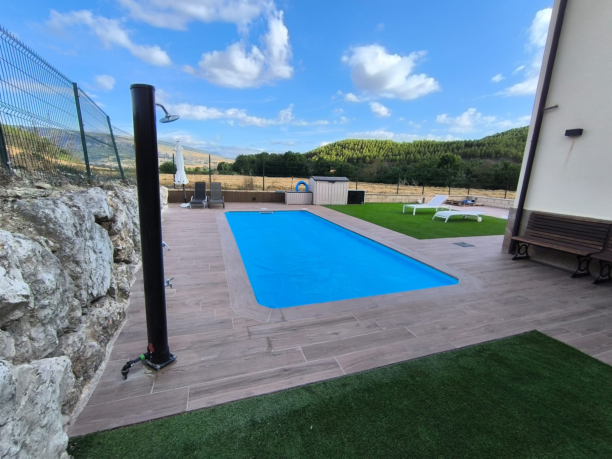 Oasis en La Raya: Piscina y Jardín Artificia - Imagen 1