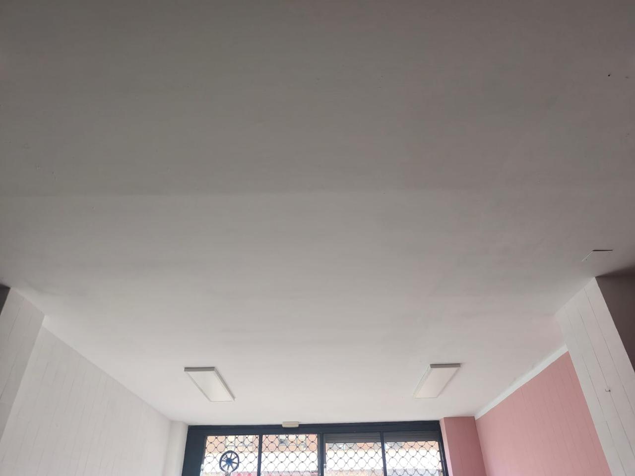 Reforma Integral de Local Comercial para Salón de Belleza con Instalación de Mobiliario en Pamplona - Imagen 1