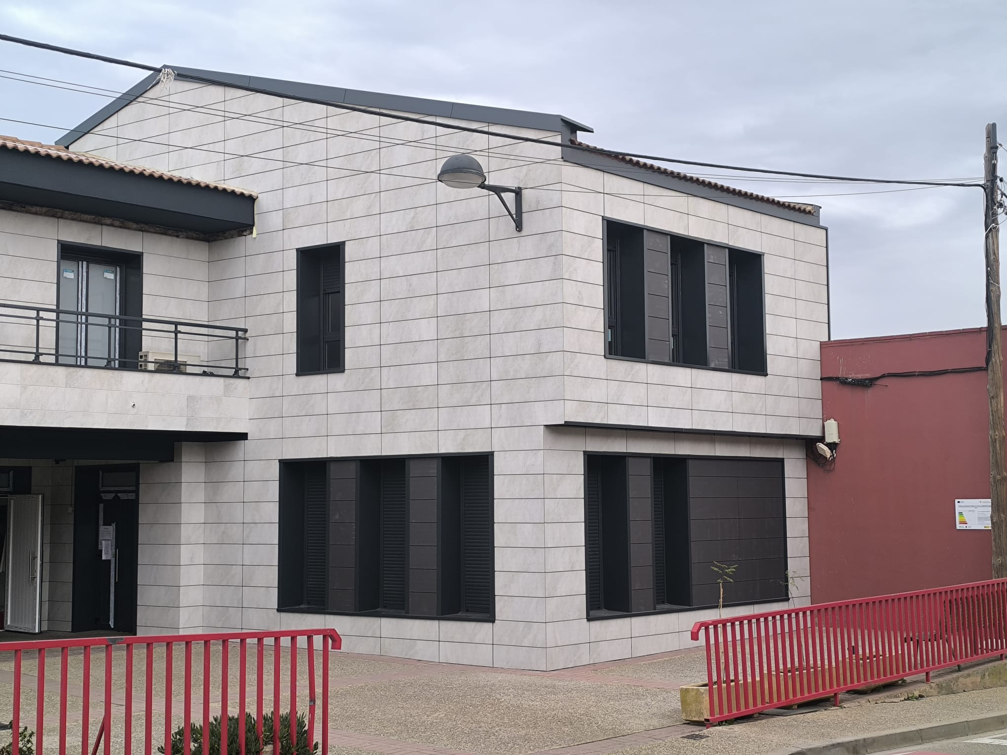 Ejecución de Fachada Ventilada mediante Sistema Buchtal en Edificio Consistorial - Imagen 7