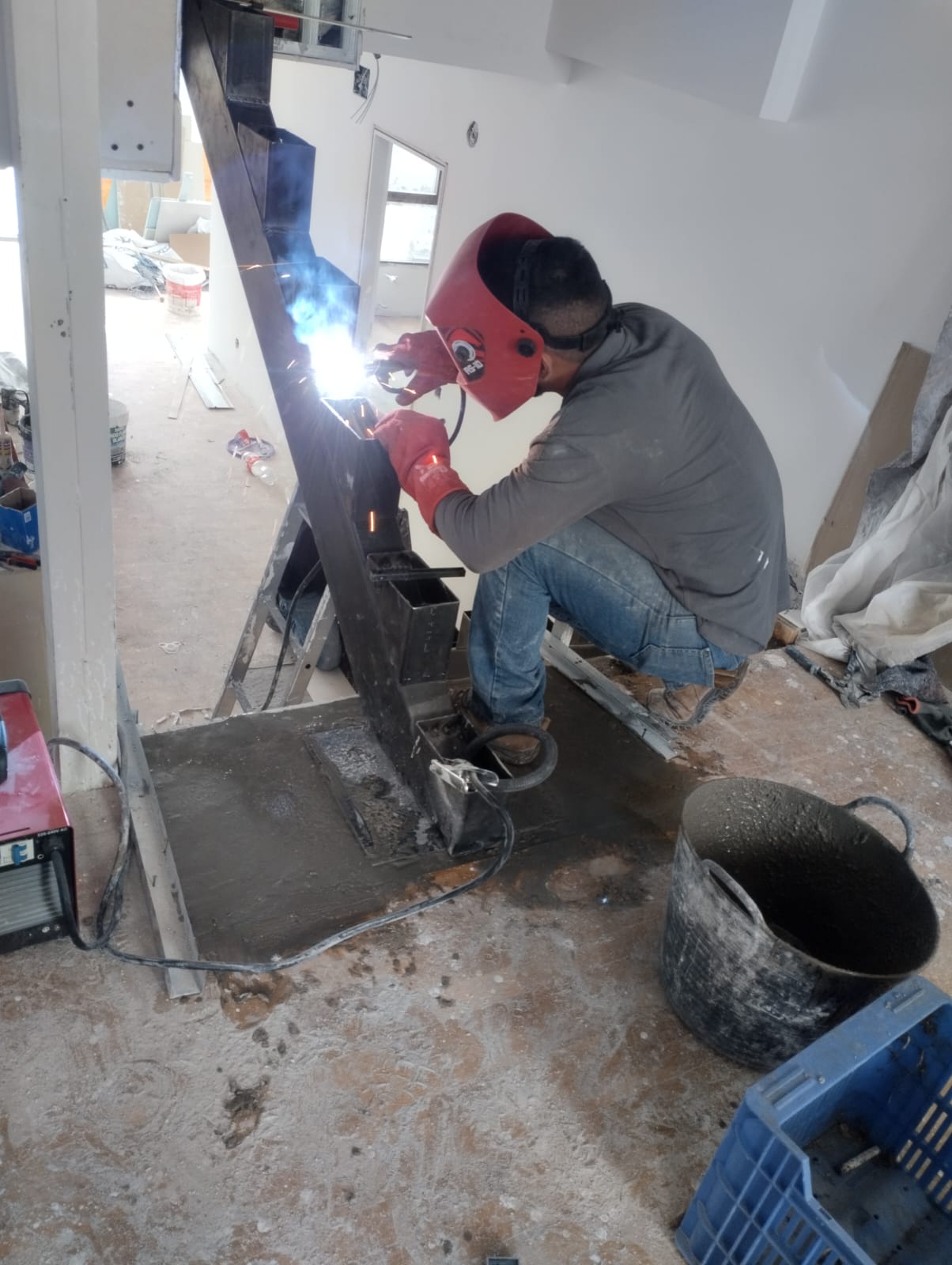 Ejecución de Escalera en Espina de Pescado con Estructura de Acero y Peldaños de Roble con Iluminación Integrada - Imagen 1